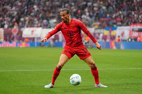 بايرن ميونيخ يقدم عرضًا جديدًا إلى ساني.. وفرصة أخيرة